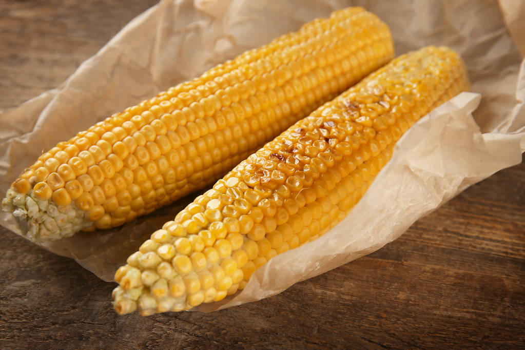 Sabrosa mazorca de maíz a la parrilla
  - Foto, Imagen