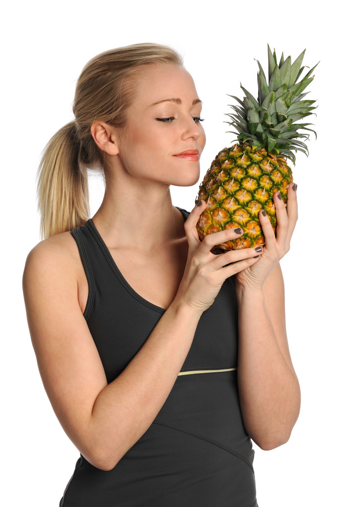 молода жінка тримає ананас
 - Фото, зображення