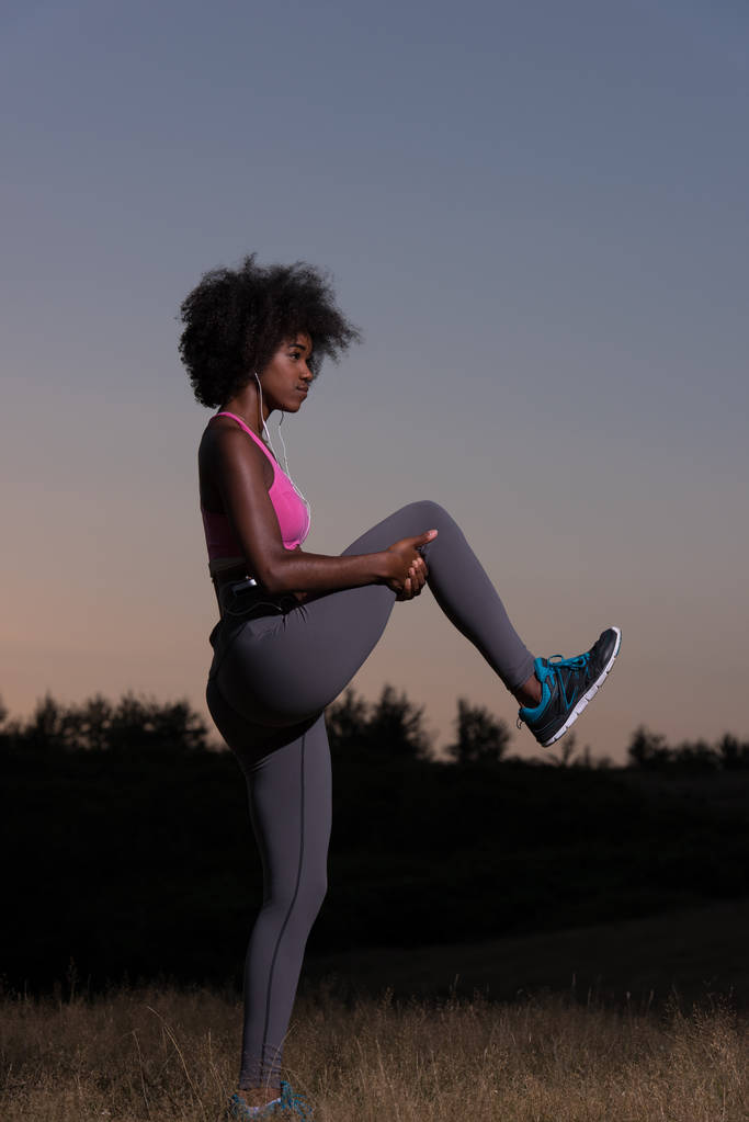 mulher negra está fazendo alongamento exercício relaxante e aquecimento
 - Foto, Imagem