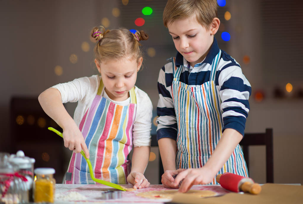 Šťastné děti připravovat vánoční cukroví  - Fotografie, Obrázek