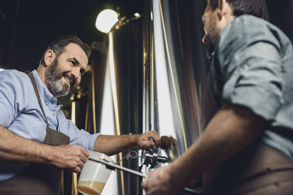 Bira işçi bira döküyor  - Fotoğraf, Görsel