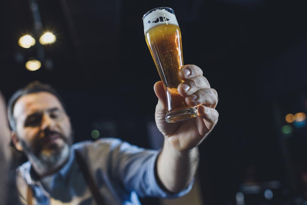 Bira işçi bardak bira ile - Fotoğraf, Görsel