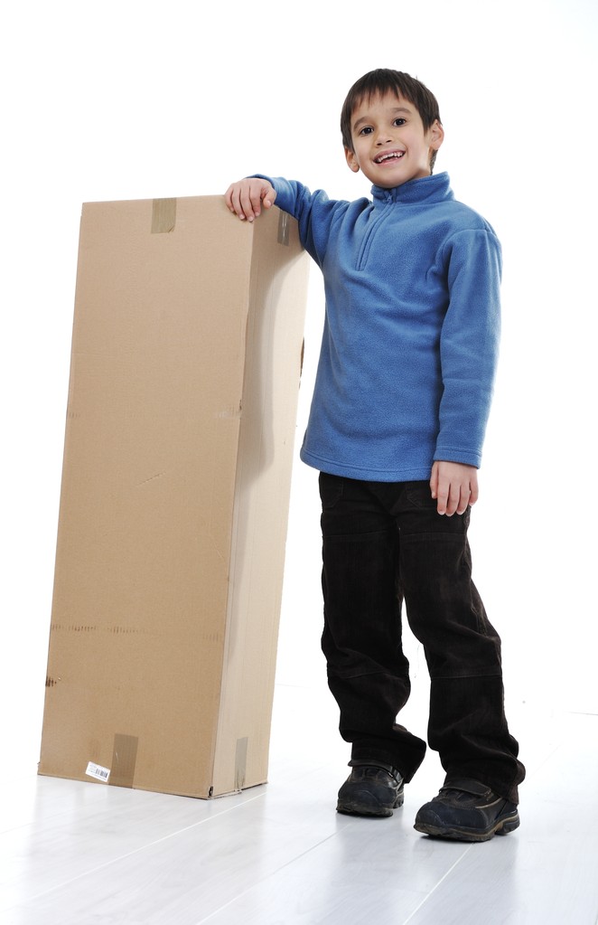 Kid met papier doos geïsoleerd - Foto, afbeelding