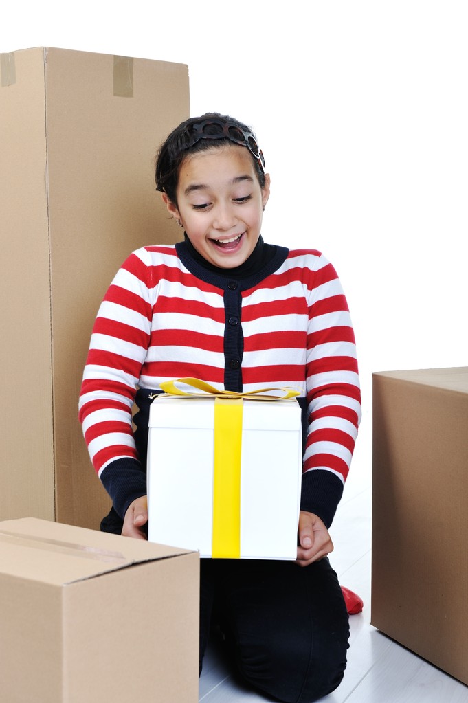 κοπέλα που κρατά το χάρτινο κουτί απομονωθεί - Φωτογραφία, εικόνα