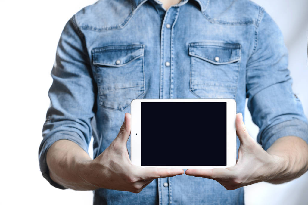 Obrazovku počítače příležitostné muž zobrazeno digitální tabletu v rukou. Izolované na bílém. - Fotografie, Obrázek