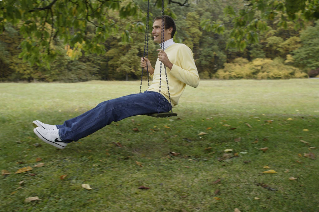 hombre balanceándose en swing
 - Foto, imagen