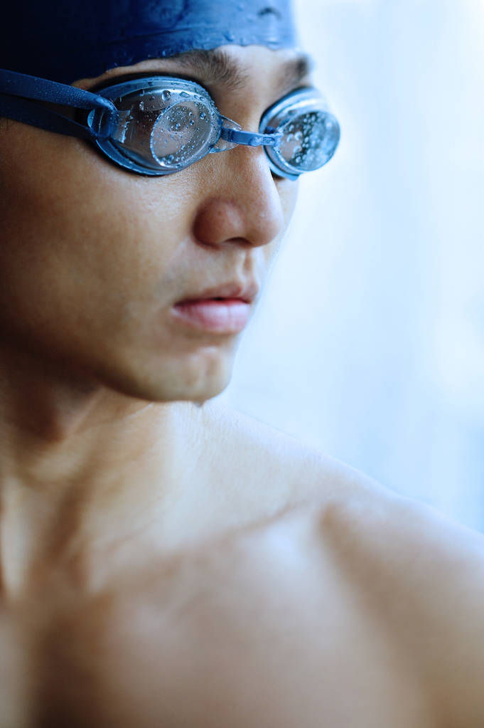 Man in het GLB en bril zwemmen - Foto, afbeelding