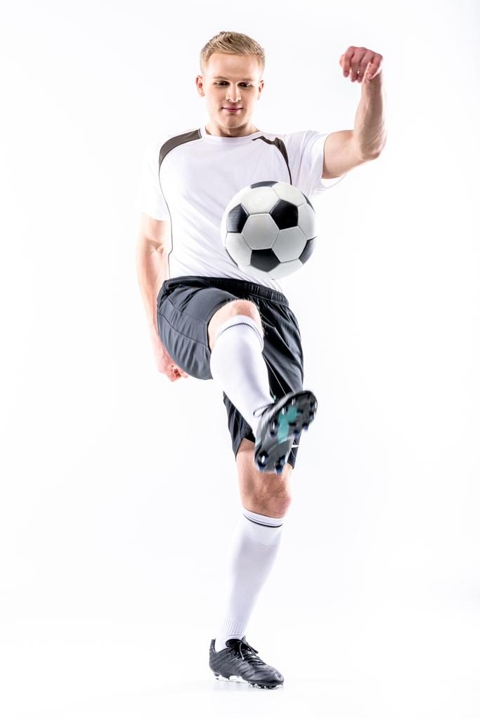Футболист упражняется с мячом
 - Фото, изображение