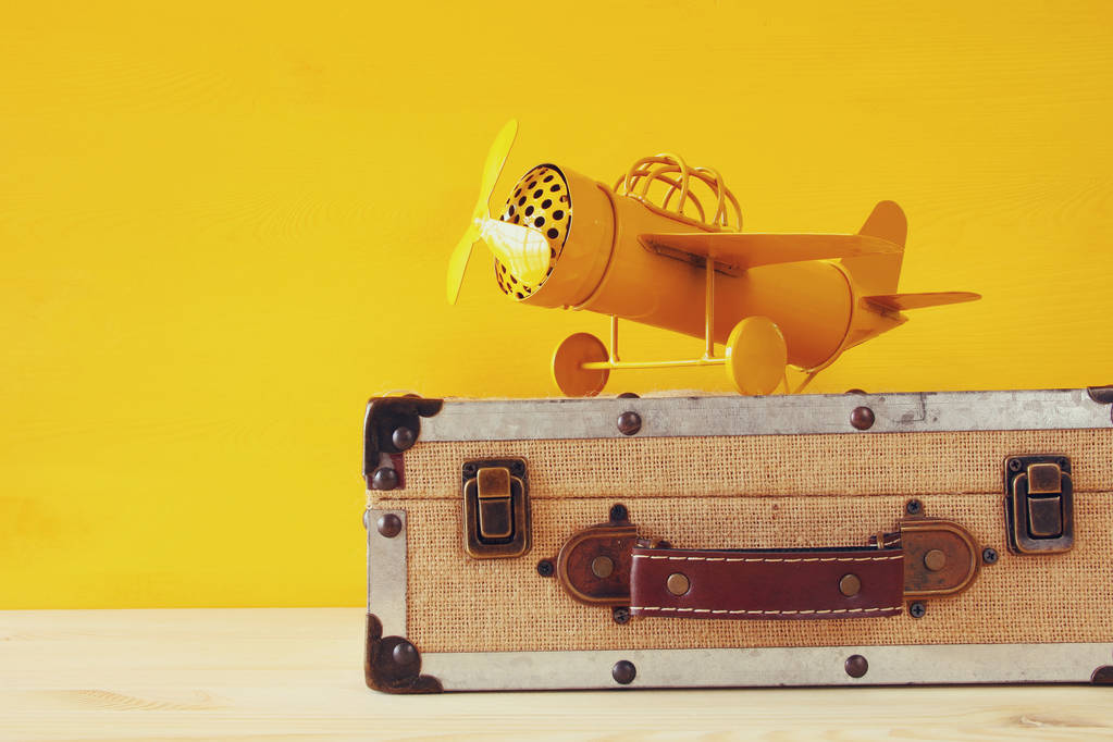 вінтажний жовтий іграшковий літак
 - Фото, зображення