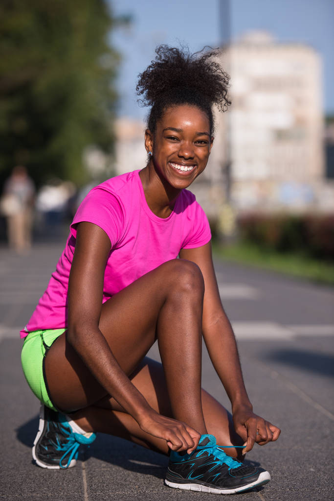 Afrikanisch-amerikanische Läuferin strafft Schnürsenkel - Foto, Bild