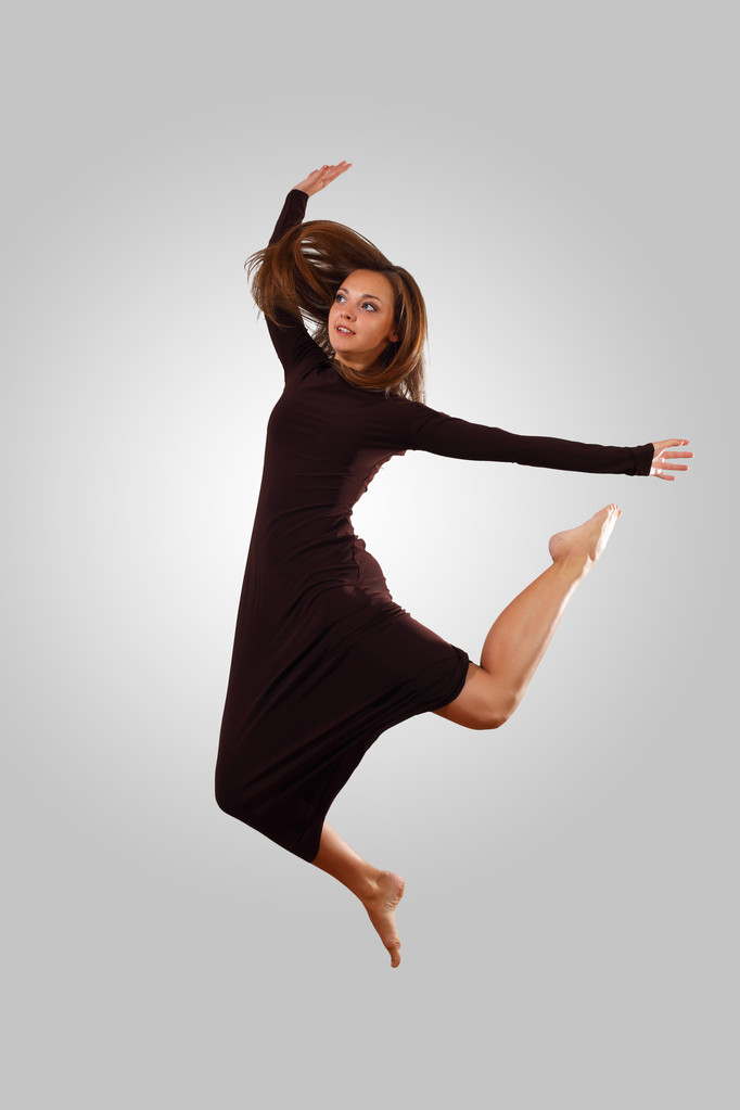 fiatal női táncos ugrás - Fotó, kép