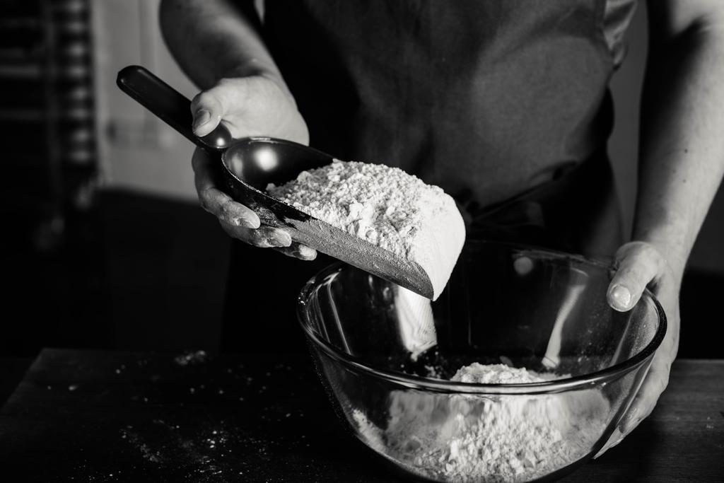 Baker peneirando farinha
 - Foto, Imagem