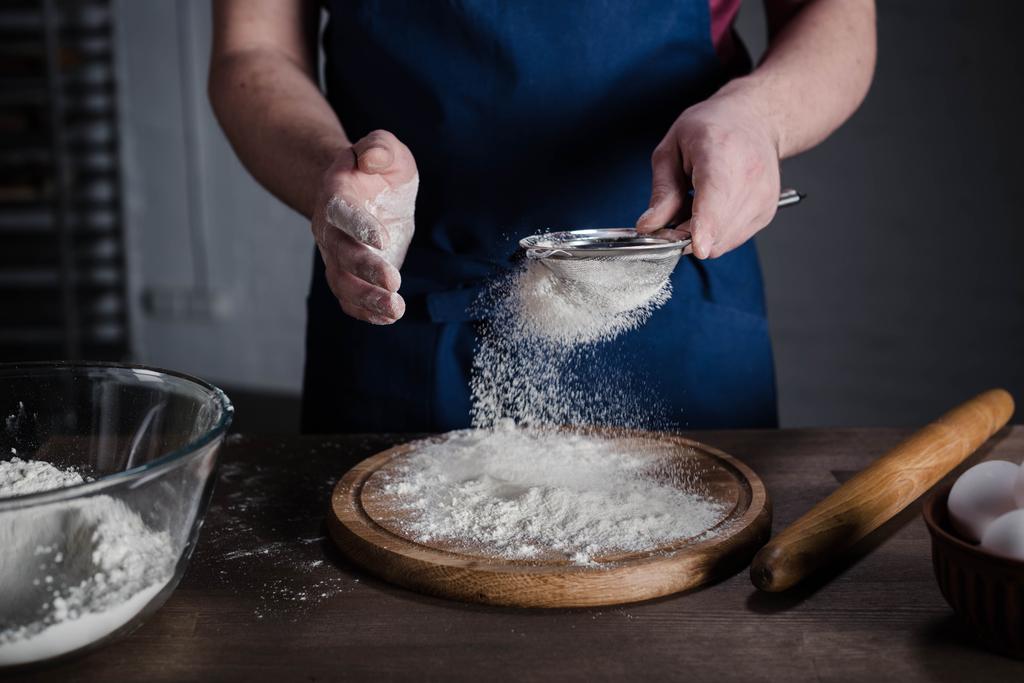 Przesiewanie mąki Baker  - Zdjęcie, obraz