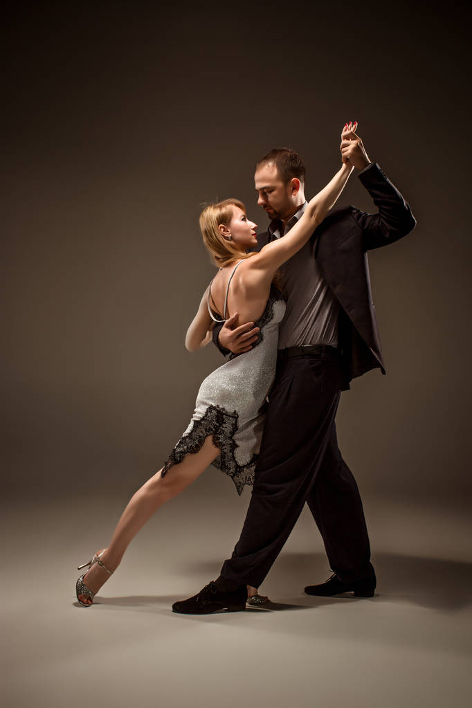 Мужчина и женщина танцуют аргентинское танго
 - Фото, изображение