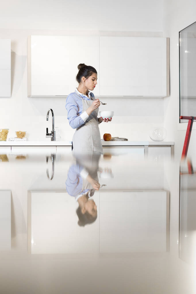 молодая женщина на кухне - Фото, изображение