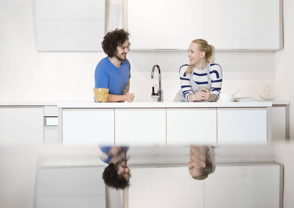 молодая пара на кухне - Фото, изображение