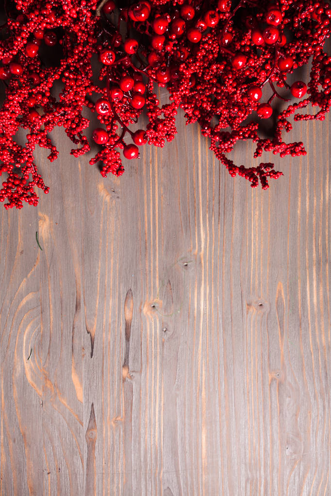 Holly berry twijgen op houten muur - Foto, afbeelding