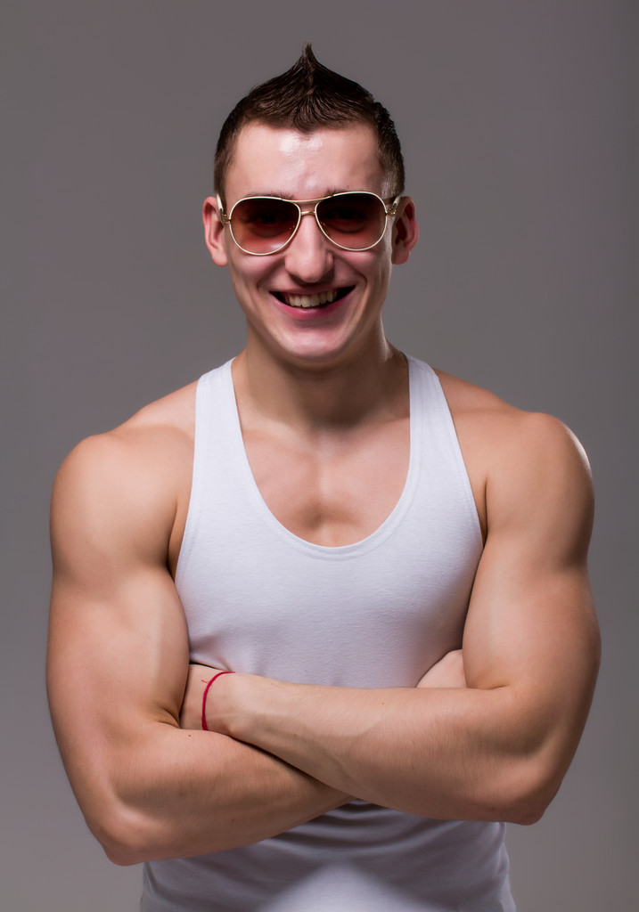 Hombre musculoso con gafas de sol negras posando
 - Foto, Imagen