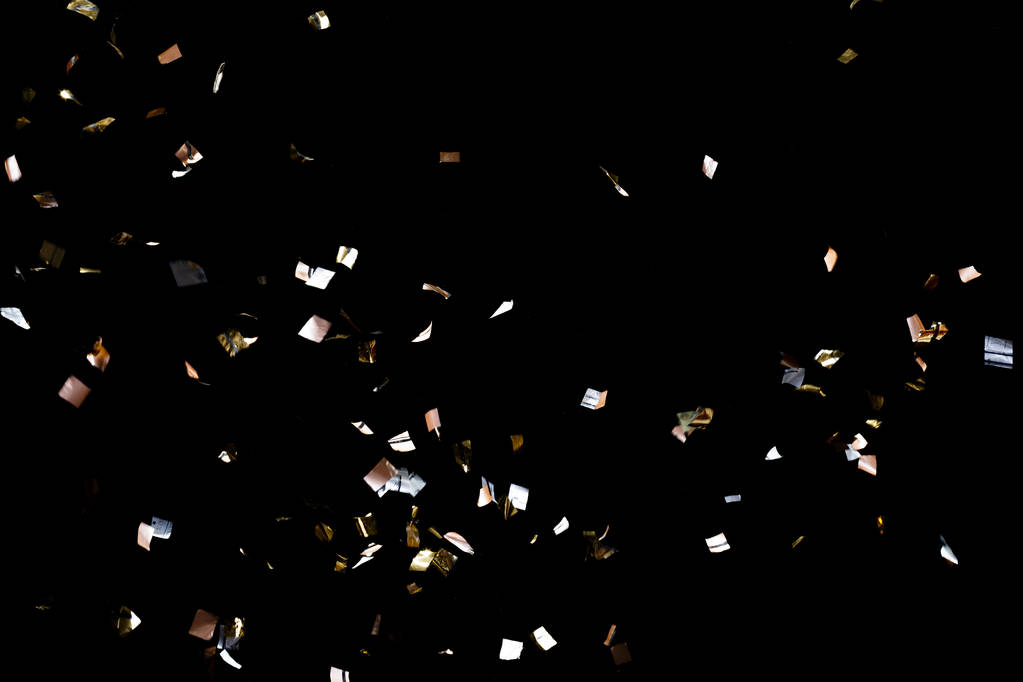 Siyah arkaplanda altın konfeti - Fotoğraf, Görsel