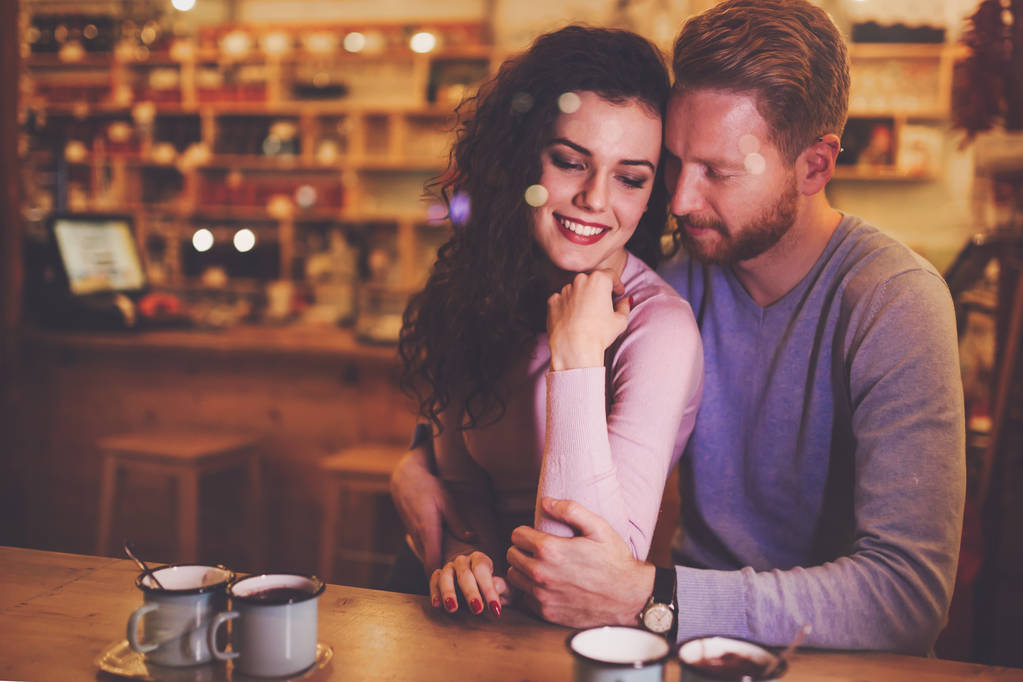 Paar dating in café op xmas - Foto, afbeelding