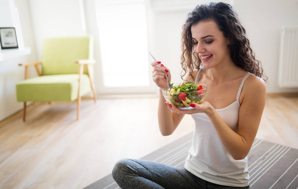 Femme manger sainement après l'exercice
 - Photo, image