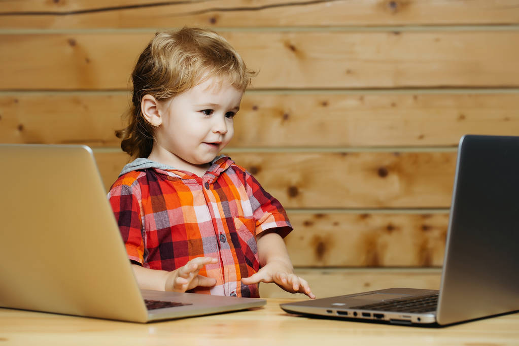 Милый мальчик играет на компьютерах
 - Фото, изображение