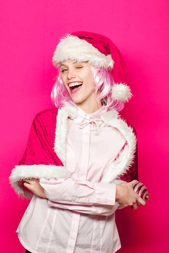 Chica alegre con adorno de Navidad
 - Foto, imagen