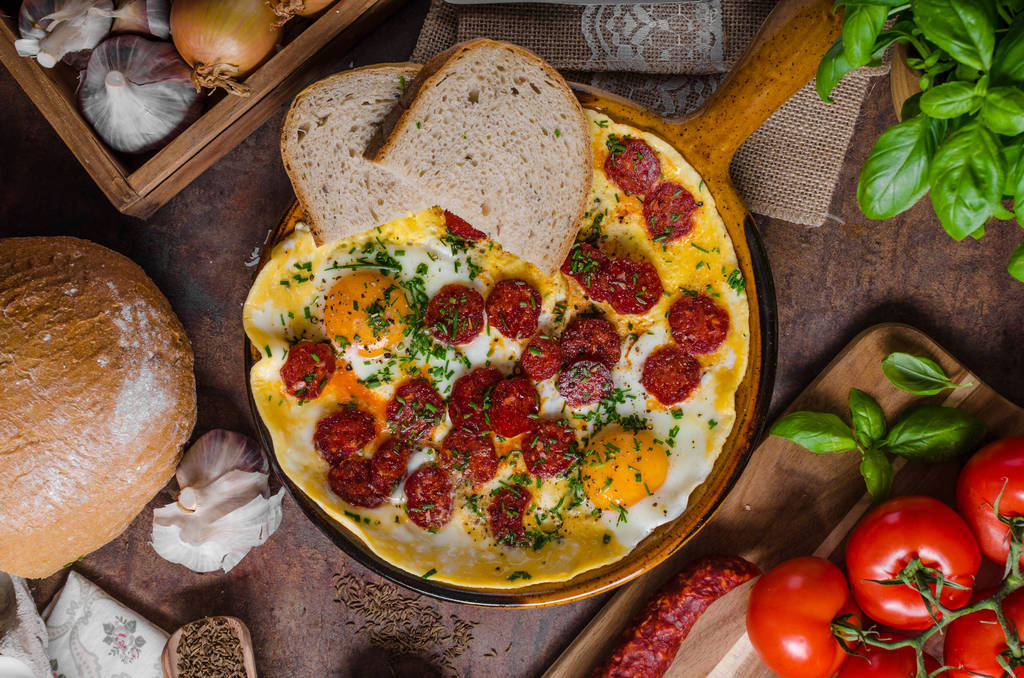 Omelette con chorizo ed erbe aromatiche
 - Foto, immagini