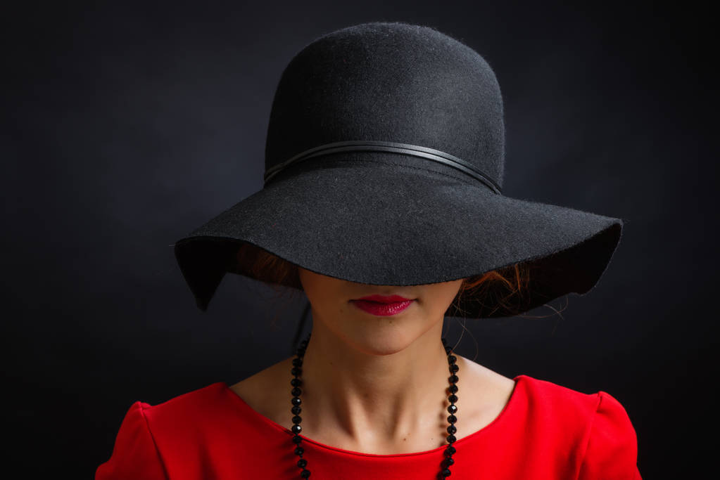 Piękna kobieta w czarny kapelusz z szerokiego pola zamykania oczu i nosa - Zdjęcie, obraz