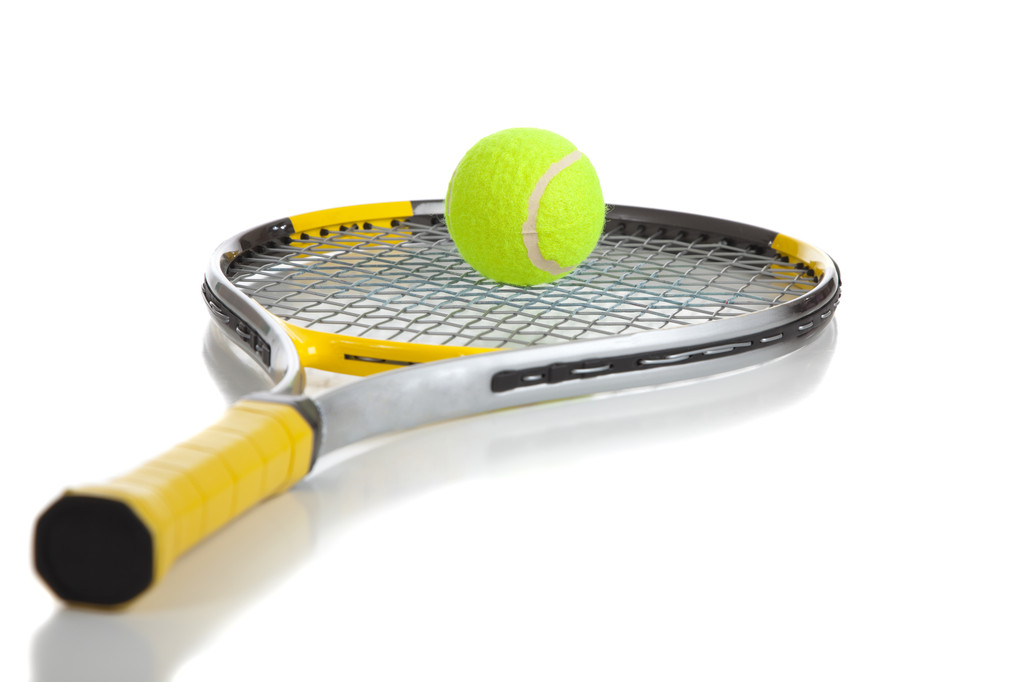 Una pelota de tenis y raqueta en blanco
 - Foto, imagen