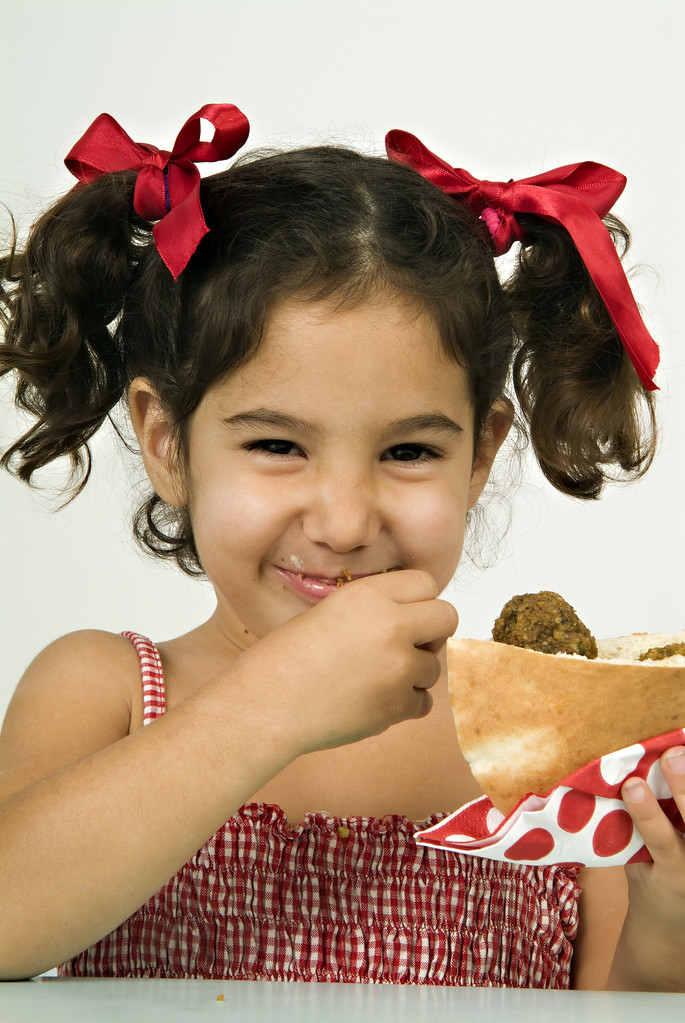κορίτσι τρώει φαλάφελ - Φωτογραφία, εικόνα