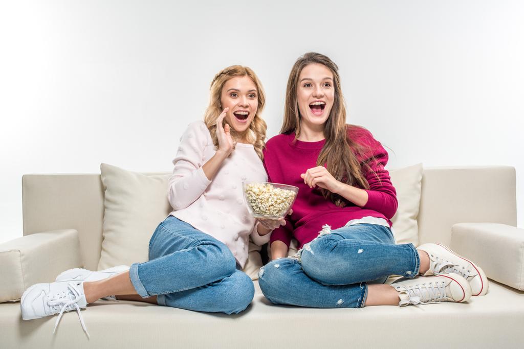 Freunde essen Popcorn auf Couch - Foto, Bild