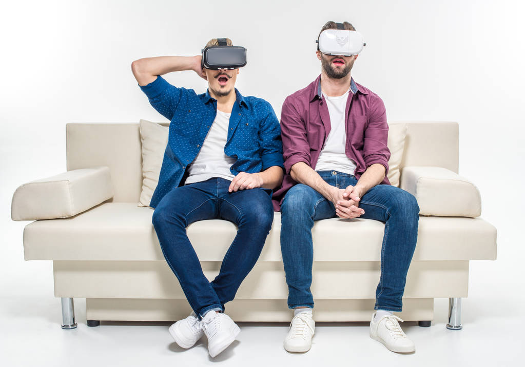Amici in cuffie realtà virtuale
 - Foto, immagini