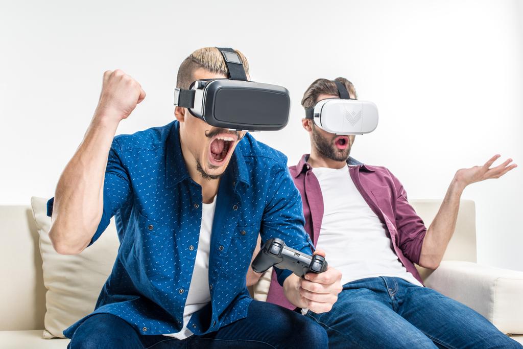 Amigos en auriculares de realidad virtual
 - Foto, Imagen