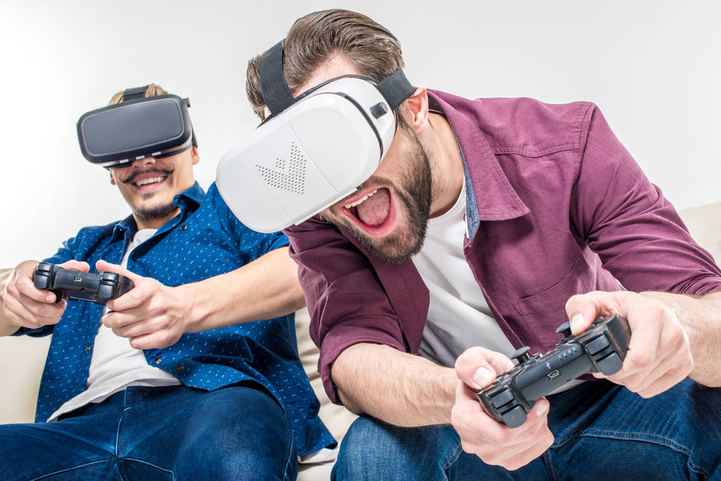 Vrienden in virtuele werkelijkheid hoofdtelefoons - Foto, afbeelding
