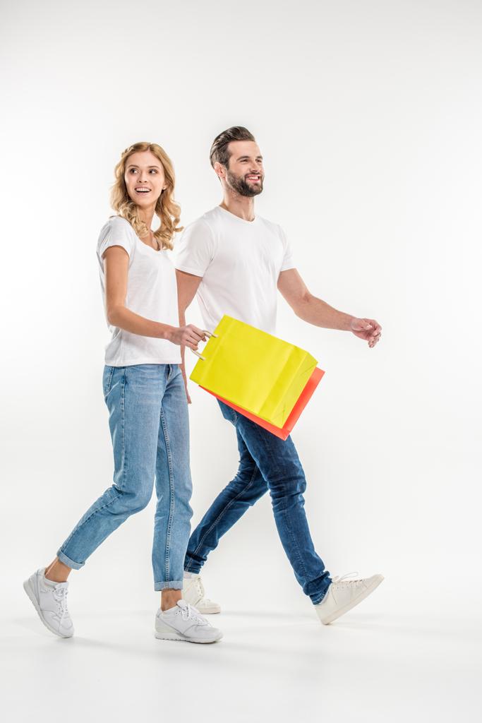 Paar spaziert mit Einkaufstaschen - Foto, Bild