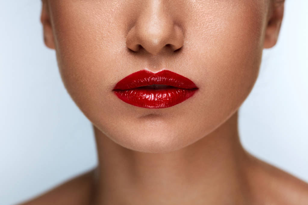 Closeup krásná žena rty s červenou rtěnkou na. Kosmetické Makeup - Fotografie, Obrázek