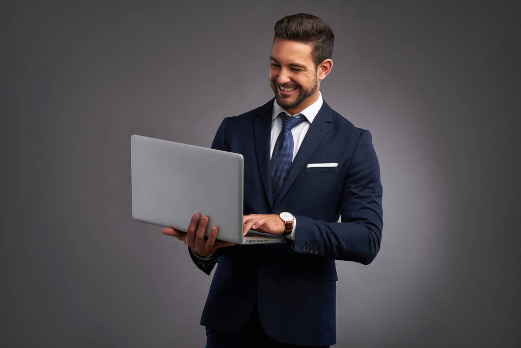 Elegante giovane uomo con computer portatile
 - Foto, immagini