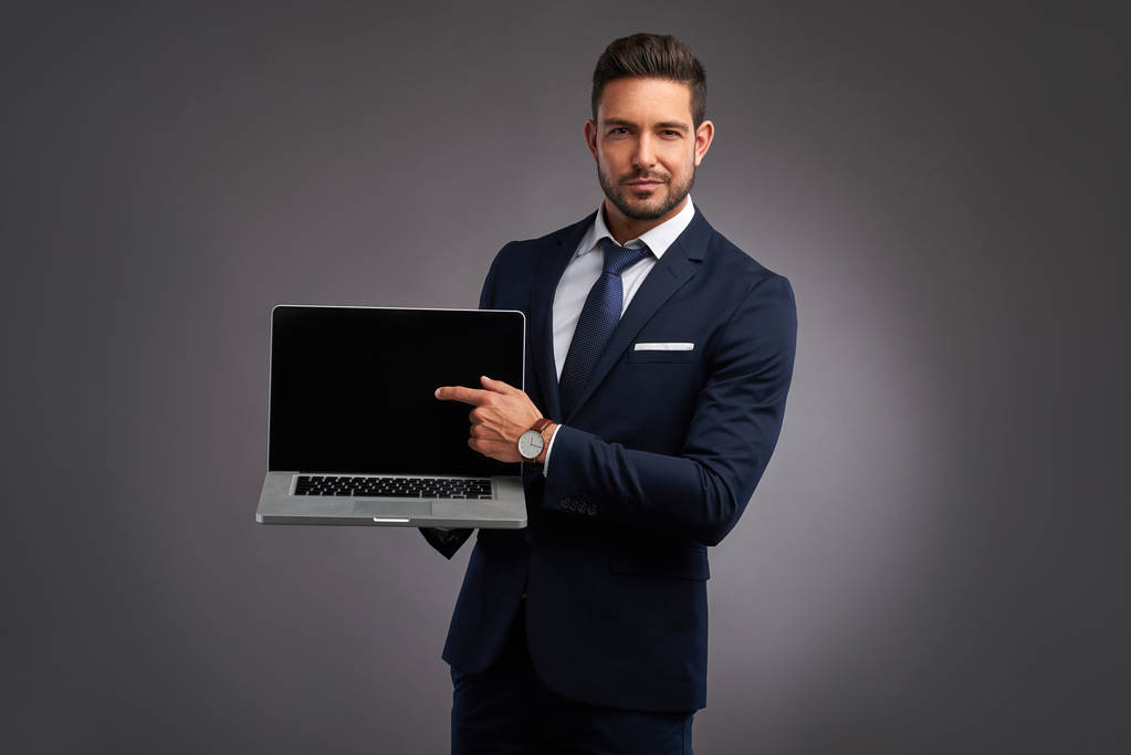 Elegante giovane uomo con computer portatile
 - Foto, immagini