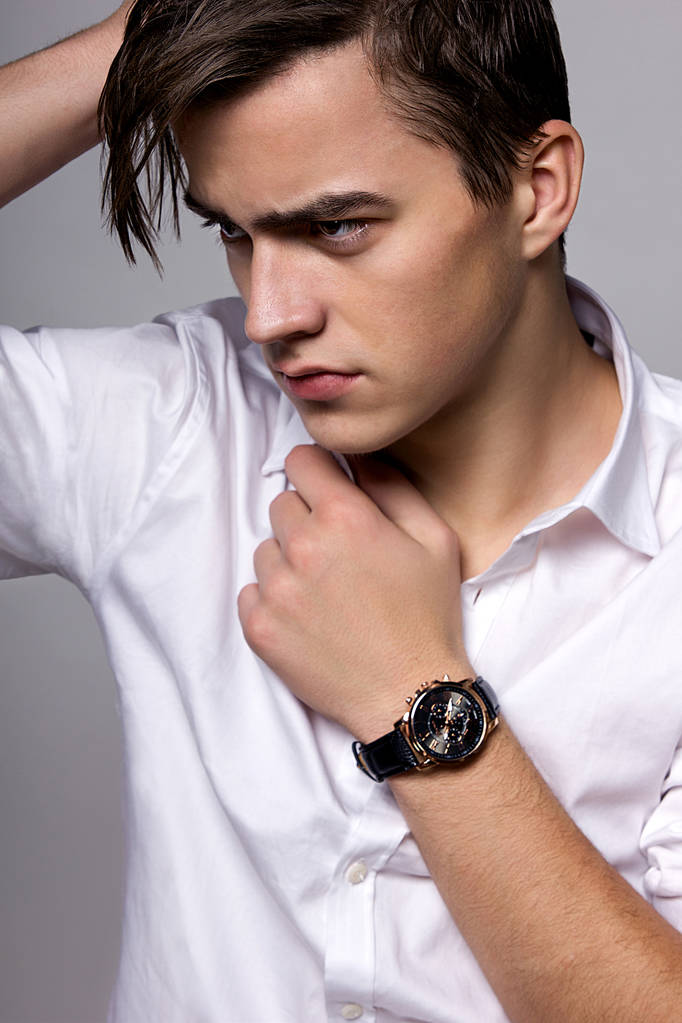 fiatal férfi fehér inget visel órák - Fotó, kép