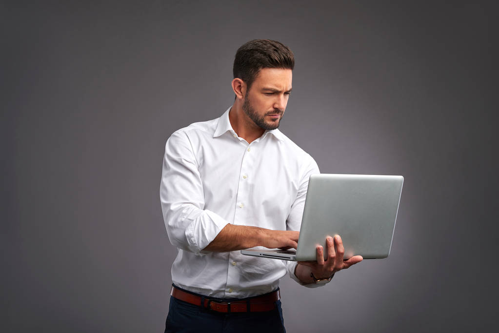 jonge man met laptop   - Foto, afbeelding