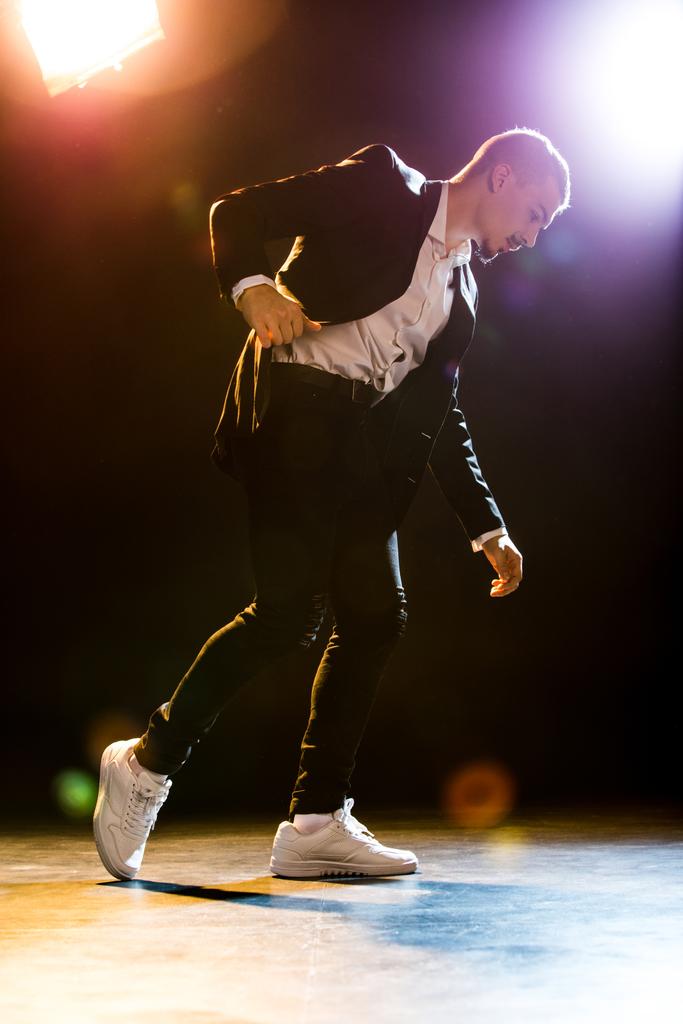 Homem elegante dançando
 - Foto, Imagem