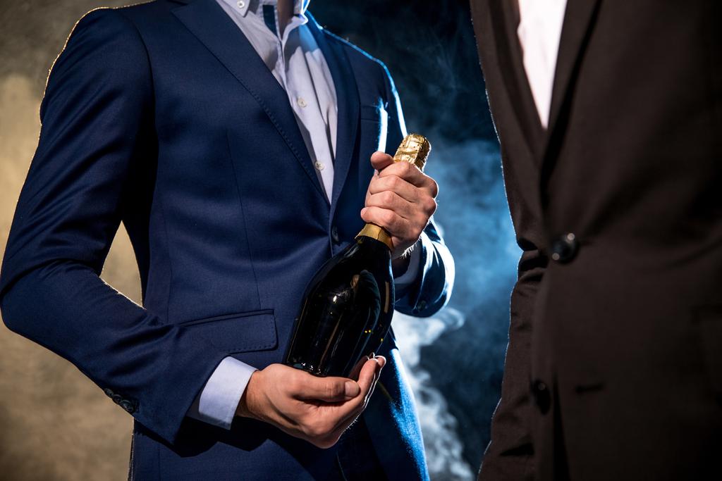stilvolle Männer mit Champagnerflasche - Foto, Bild