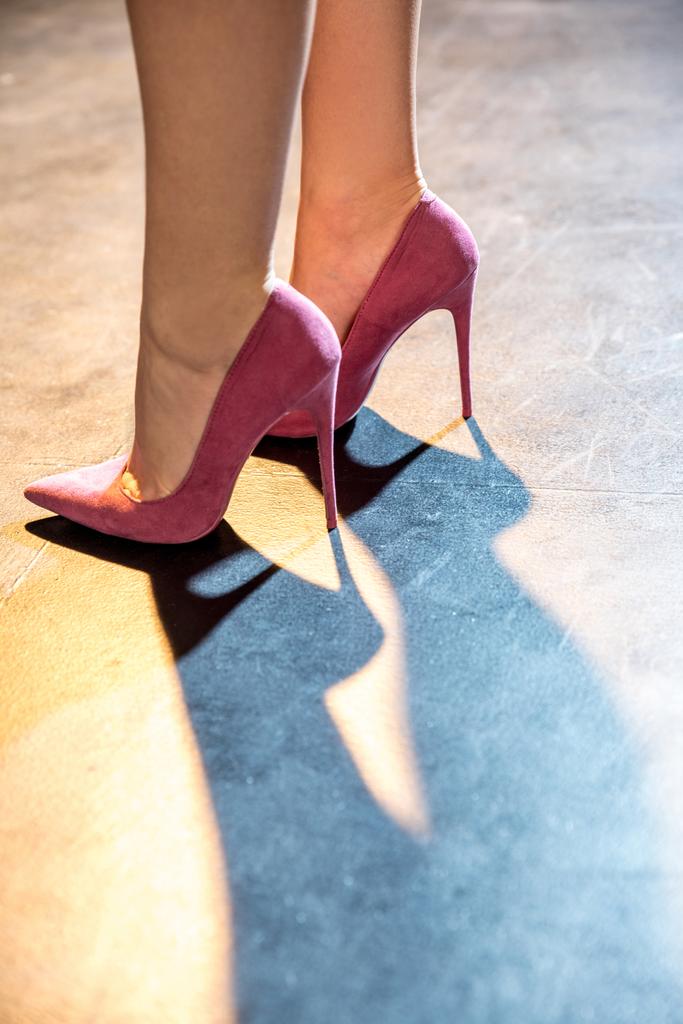 γυναικεία πόδια σε ροζ παπούτσια - Φωτογραφία, εικόνα