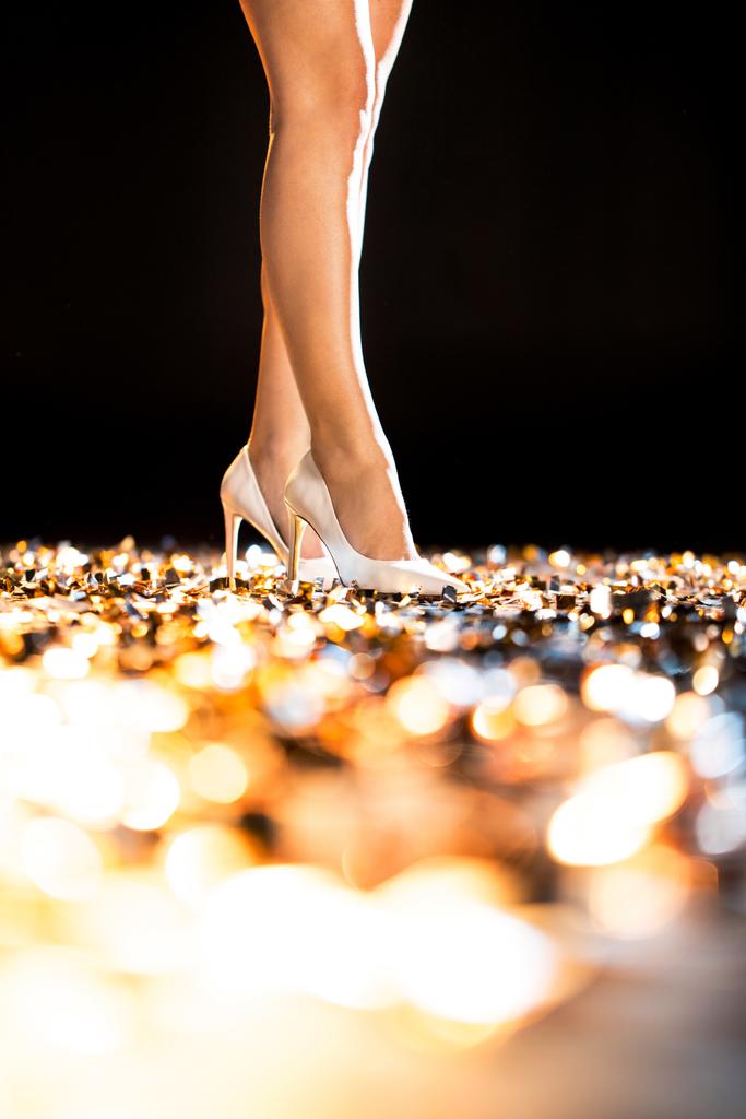 Naisten jalat korkeakorkoisissa kengissä
 - Valokuva, kuva