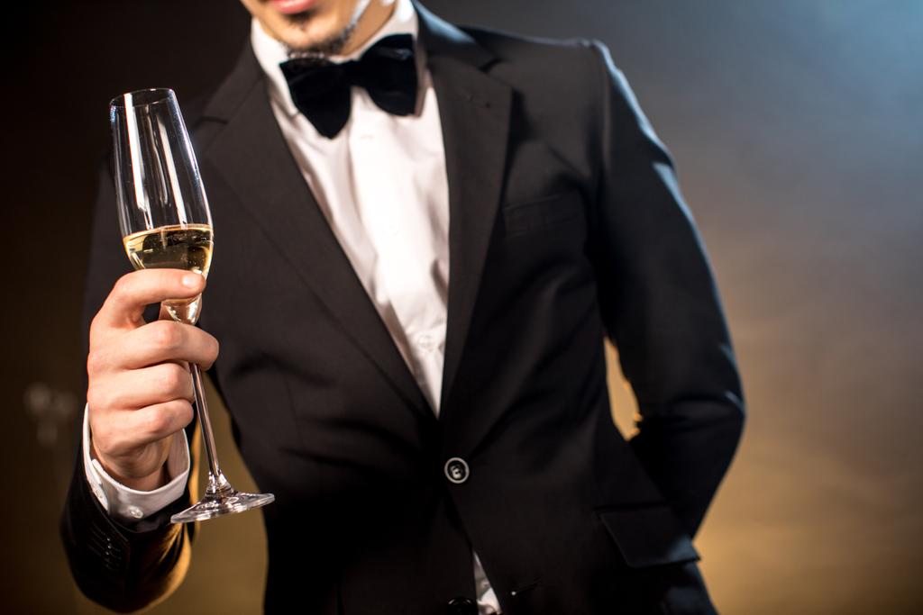 muž hospodářství šampaňské sklo - Fotografie, Obrázek