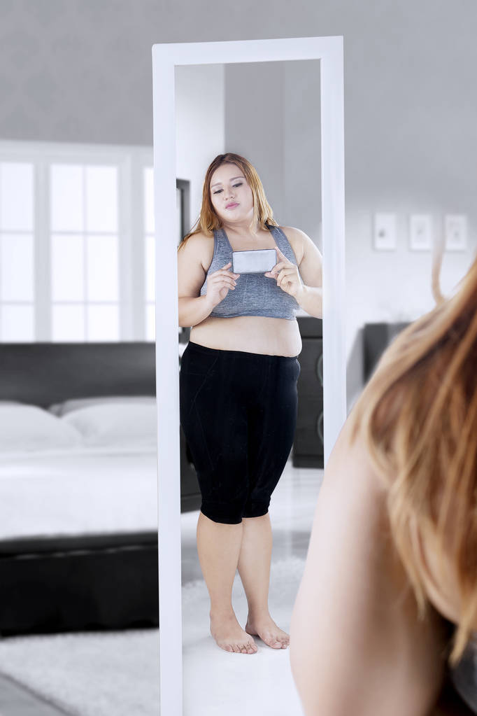 Donna in sovrappeso scattare foto in camera da letto
 - Foto, immagini