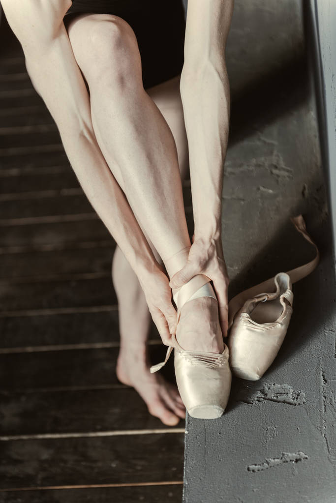 Tiivistetty nainen yllään hänen baletti kengät studiossa
 - Valokuva, kuva