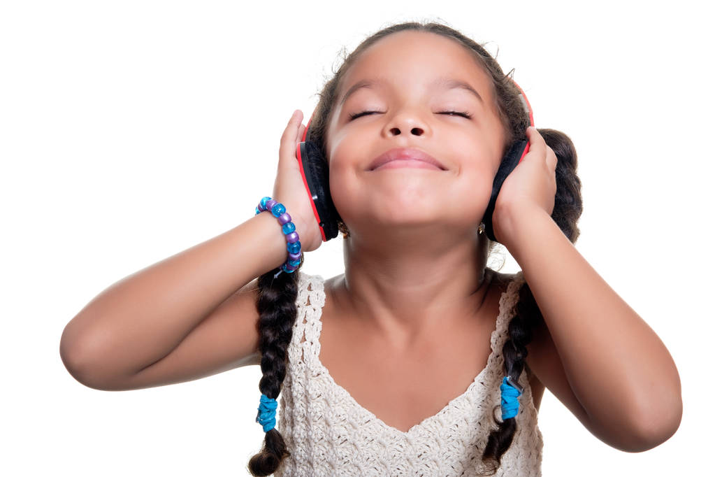 Słodkie african american mała dziewczynka słuchanie muzyki w sieci bezprzewodowej - Zdjęcie, obraz
