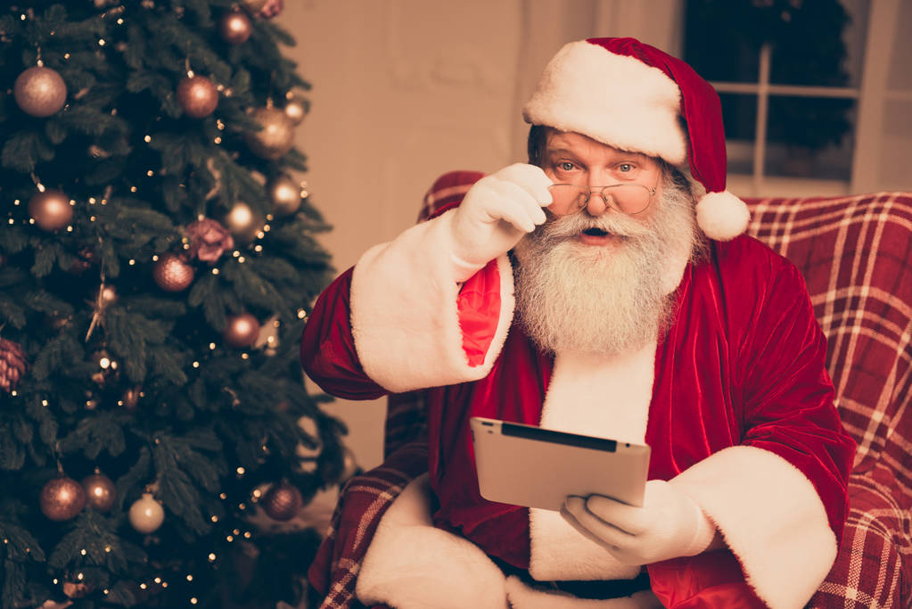 Heyecanlı amased Santa holding tablet çocuklardan posta ile  - Fotoğraf, Görsel